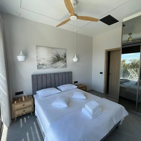Carmelia * Айос-Никитас