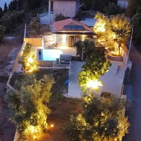 Carmelia Áyios Nikítas